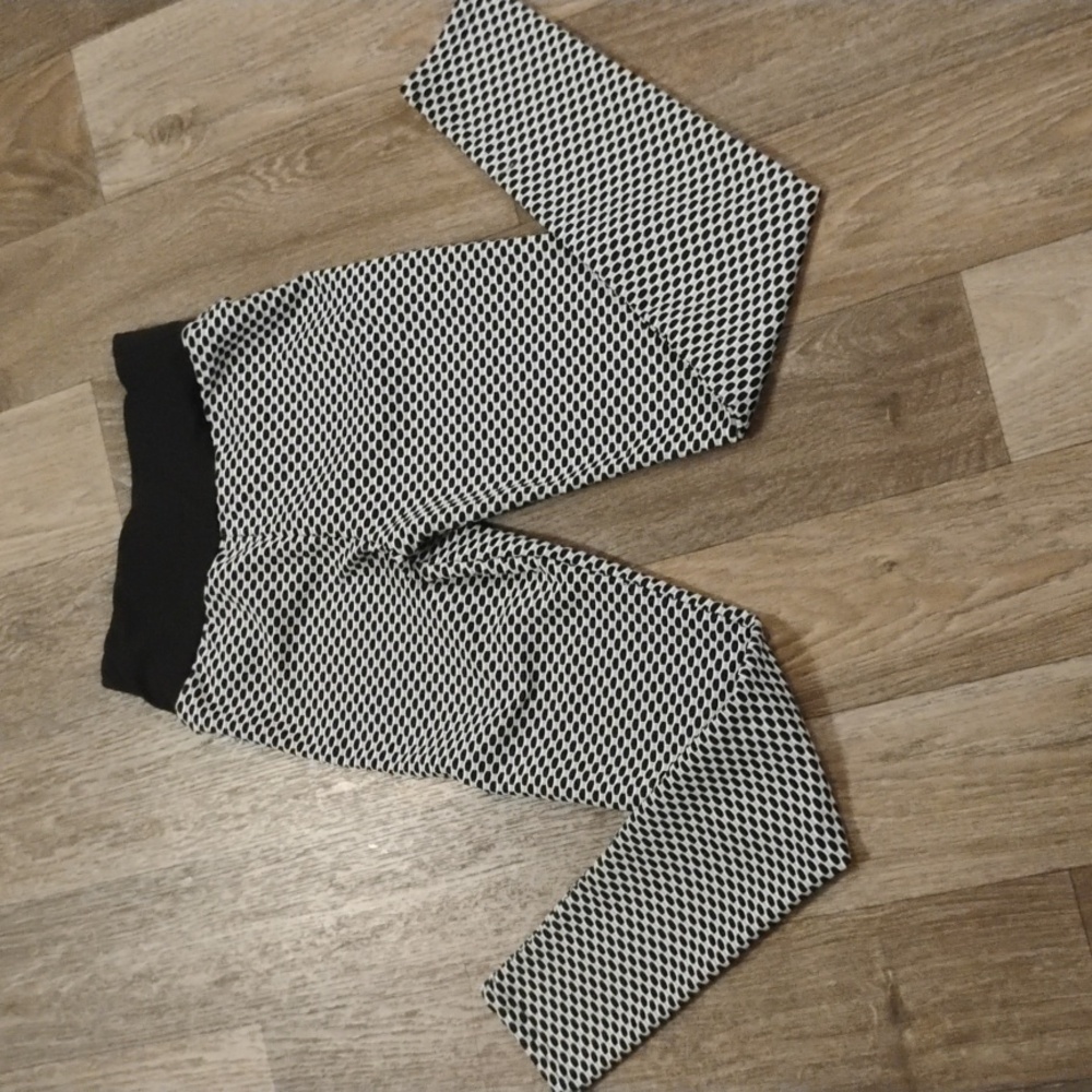 5/$15 Black and White Pattered But Scrunching Leggings